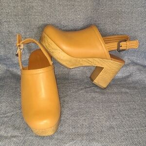 Universal Thread Tan Chunky Heel with Buckle Strap Women's 6W